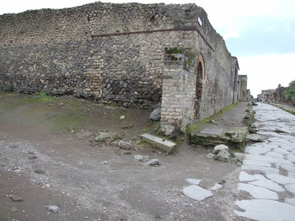 Via dell’ Abbondanza, looking west (on right). Vicolo dell’ Anfiteatro, west side of the junction at II.4.8 (on left). December 2005.