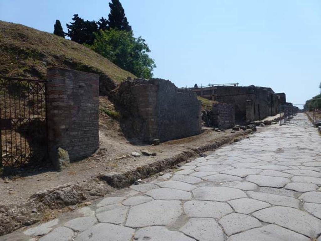 Via dell’Abbondanza, south side. June 2012. Looking west along II.5 towards junction with Vicolo dell’ Anfiteatro.  Photo courtesy of Michael Binns.