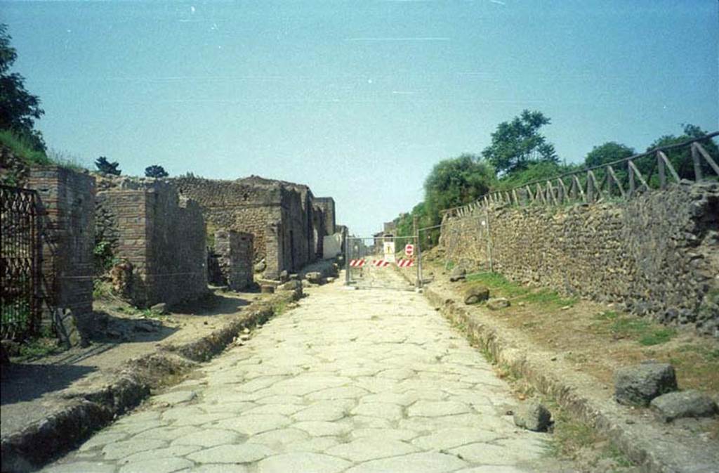 Via dell’Abbondanza. July 2011. Looking west between II.5 and III.7. Photo courtesy of Rick Bauer.
