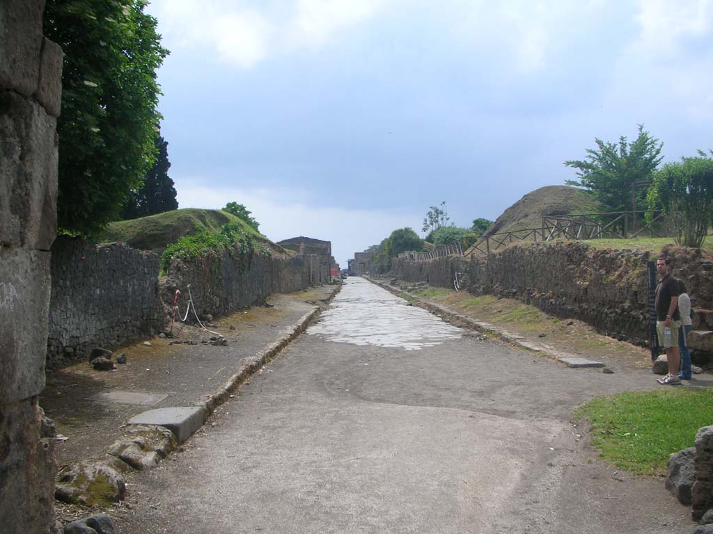 Via dell’Abbondanza, Pompeii. May 2010. 
Looking west from Sarno Gate, with II.5 on left, and III.7 on right. Photo courtesy of Ivo van der Graaff.