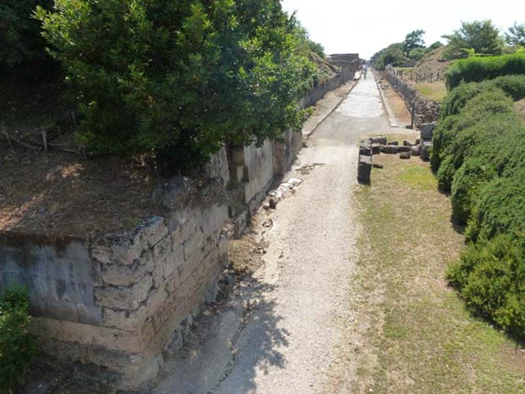 Via dell’Abbondanza. June 2012. Looking west through the Sarno Gate along the length of Via dell’Abbondanza.  Photo courtesy of Michael Binns.