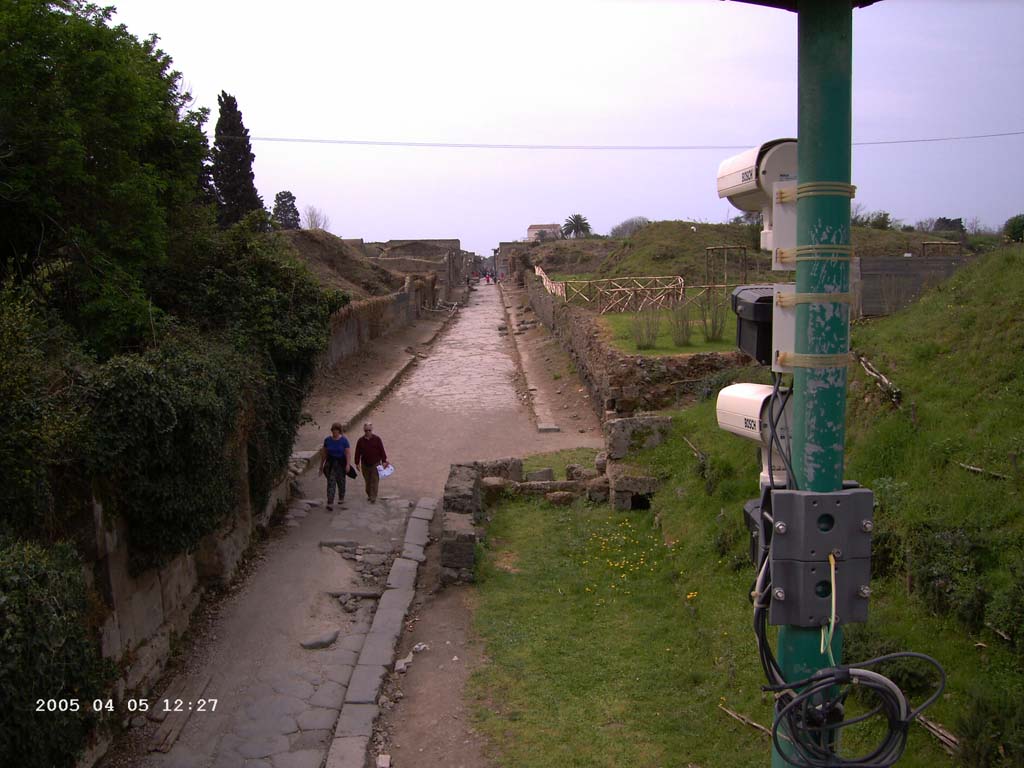 Via dell’Abbondanza. April 2005. Looking west through the Sarno Gate along the length of Via dell’Abbondanza. 
Photo courtesy of Klaus Heese.