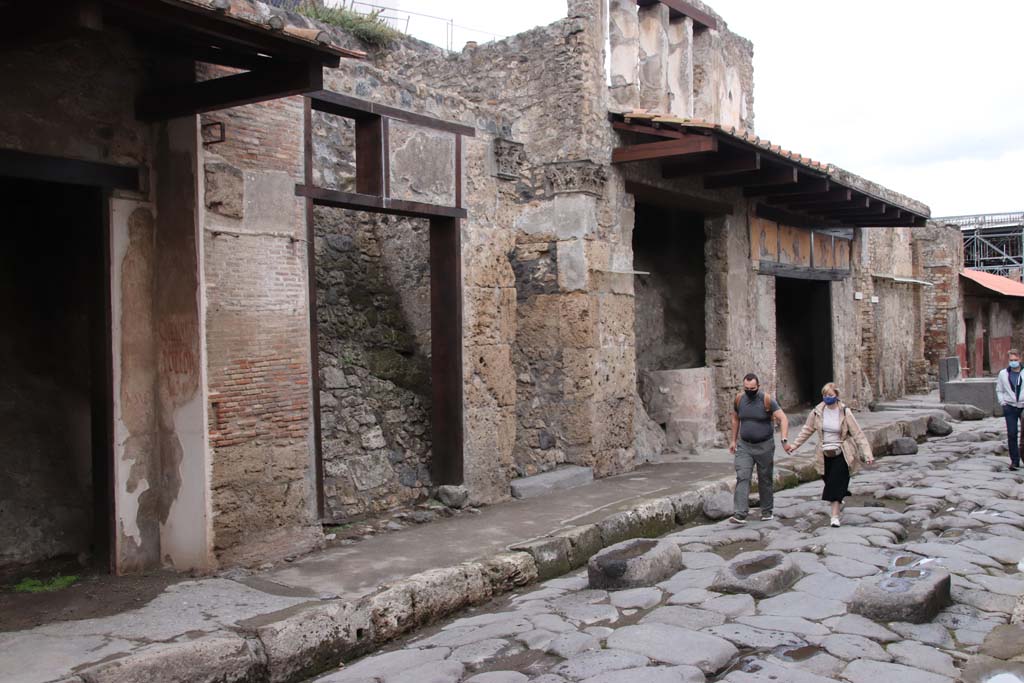 Via dell’Abbondanza, Pompeii. October 2020. 
Looking towards north side during the year of the pandemic. Photo courtesy of Klaus Heese.
