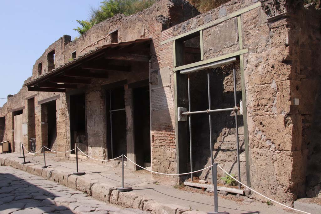 Via dell’Abbondanza, Pompeii, north side. September 2019. 
Looking west along Insula IX.7 from near IX.7.4, on right, towards IX.7.10, on left. Photo courtesy of Klaus Heese.