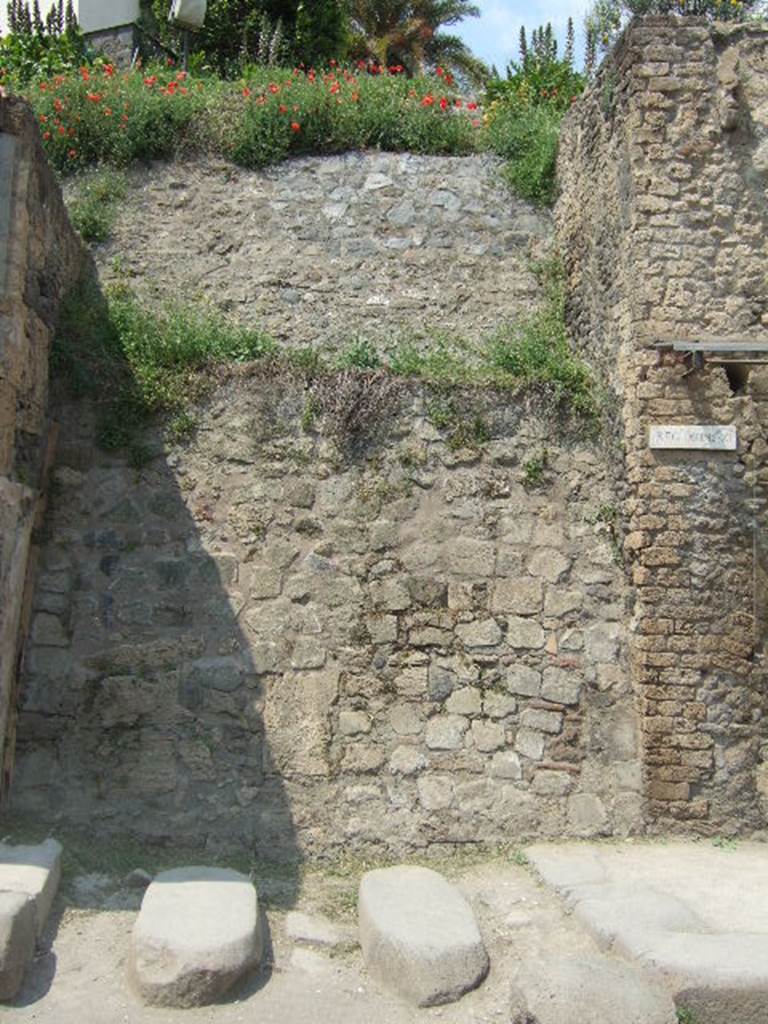 Via dell’ Abbondanza between IX.7 and IX.11.  Unnamed vicolo on north side. May 2006.