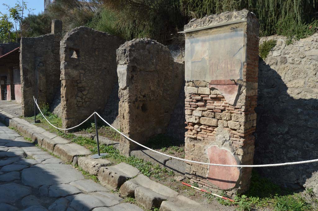 Via dell’Abbondanza, north side, Pompeii. October 2017. Looking west from IX.11.8, on right, towards IX.11.2, on left.
Foto Taylor Lauritsen, ERC Grant 681269 DÉCOR.