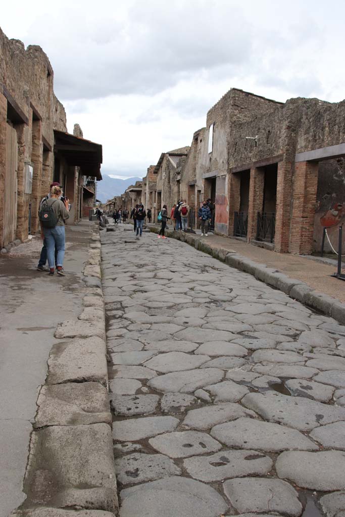 Via dell’Abbondanza. October 2020. Looking east between IX.7 and I.6, during the year of the pandemic.
Photo courtesy of Klaus Heese.