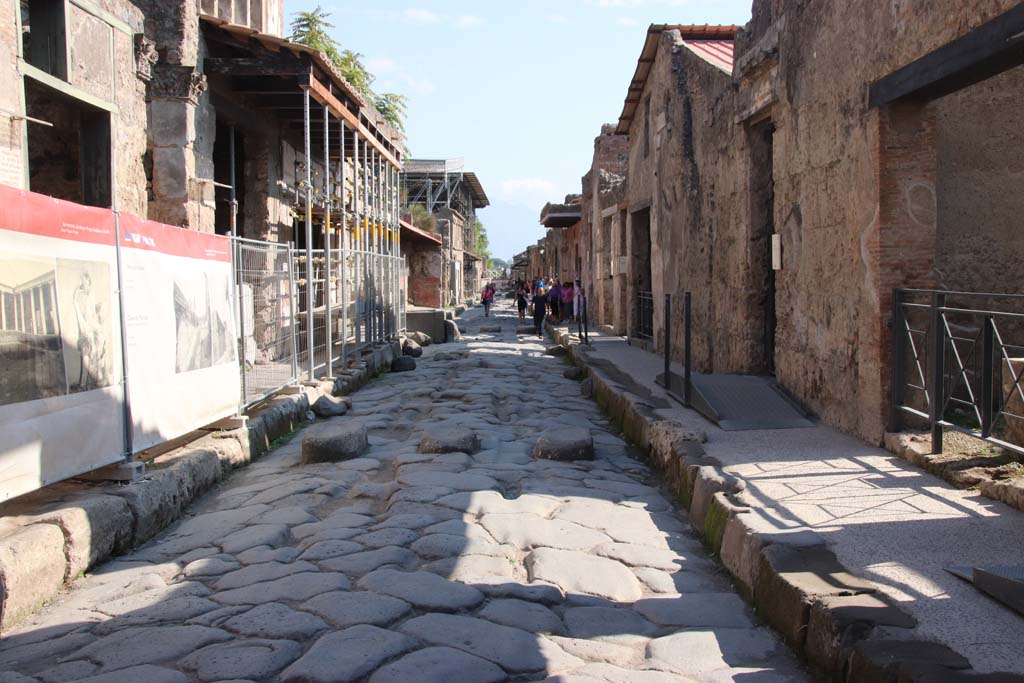 Via dell’Abbondanza, Pompeii. September 2017. Looking east between IX.7 and I.6, from near IX.7.4, on left.
Photo courtesy of Klaus Heese.