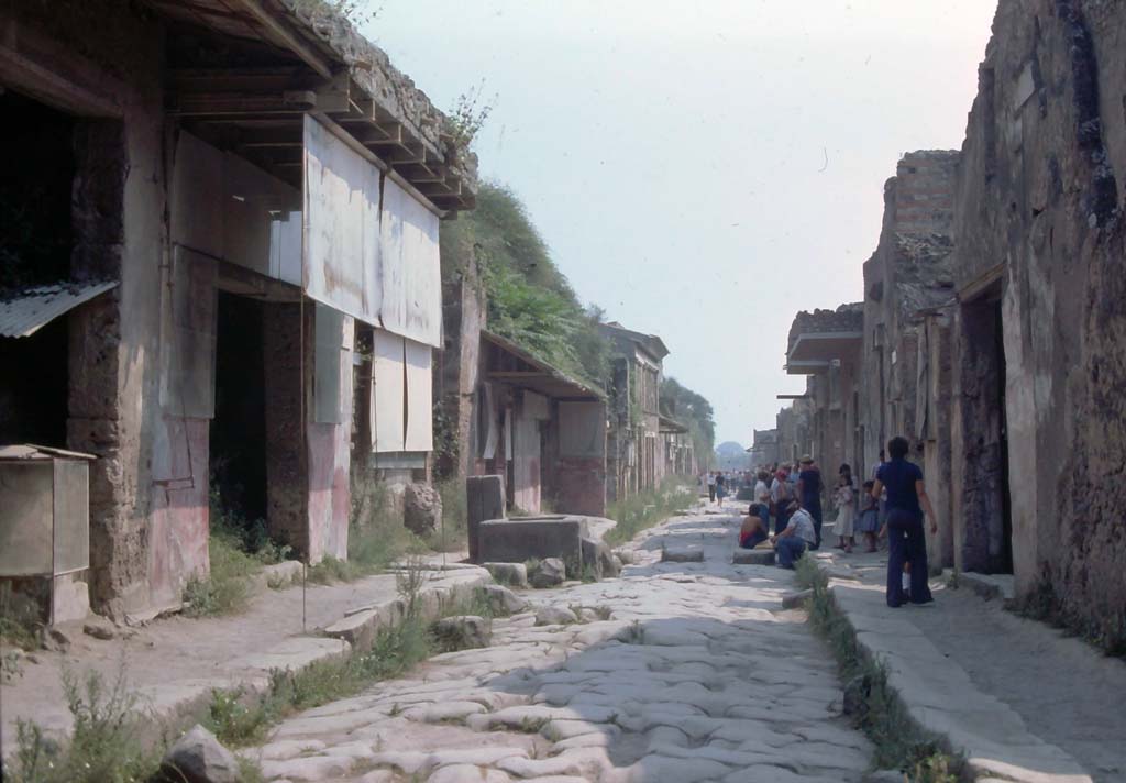 Via dell’Abbondanza, Pompeii. 1971. Looking east from between IX.7 and I.6. 
Photo courtesy of Rick Bauer, from Dr George Fay’s slides collection.