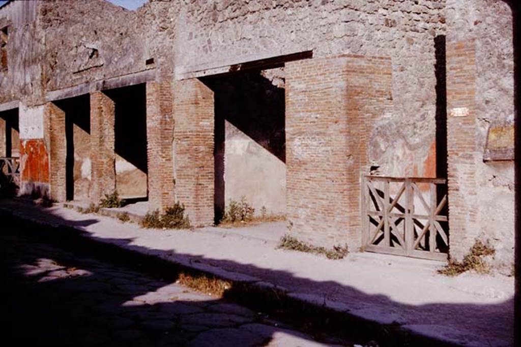 Via dell’Abbondanza, Pompeii. 1964. Looking east along south side of I.6 with I.6.7 on left, and I.6.11 on right. Photo by Stanley A. Jashemski.
Source: The Wilhelmina and Stanley A. Jashemski archive in the University of Maryland Library, Special Collections (See collection page) and made available under the Creative Commons Attribution-Non Commercial License v.4. See Licence and use details.
J64f1734