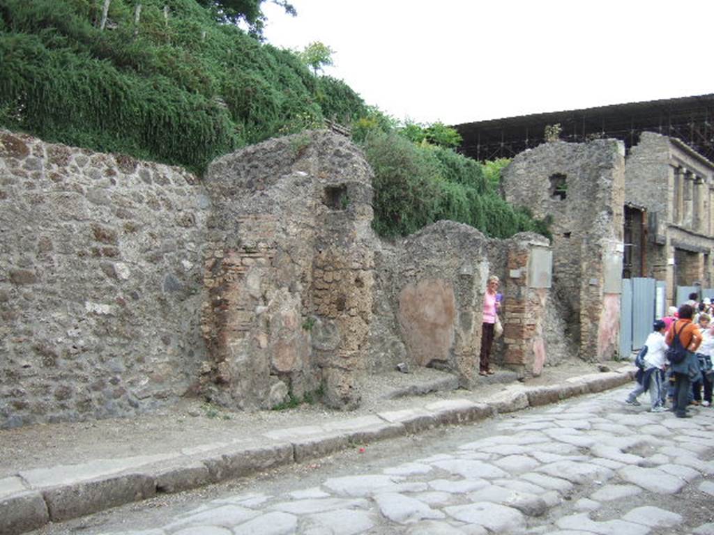 Via dell’ Abbondanza, north side. May 2006. Looking east towards IX.11.6, in centre, with IX.12, on right. .