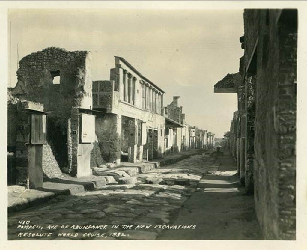 Via dell’ Abbondanza, 1932, looking east, the doorways to IX.11.7 and 8 can be seen on the left, with 1.7 on the right.  Photo taken during a shore-visit from the ship Resolute’s world cruise in 1932. Photo courtesy of Rick Bauer.