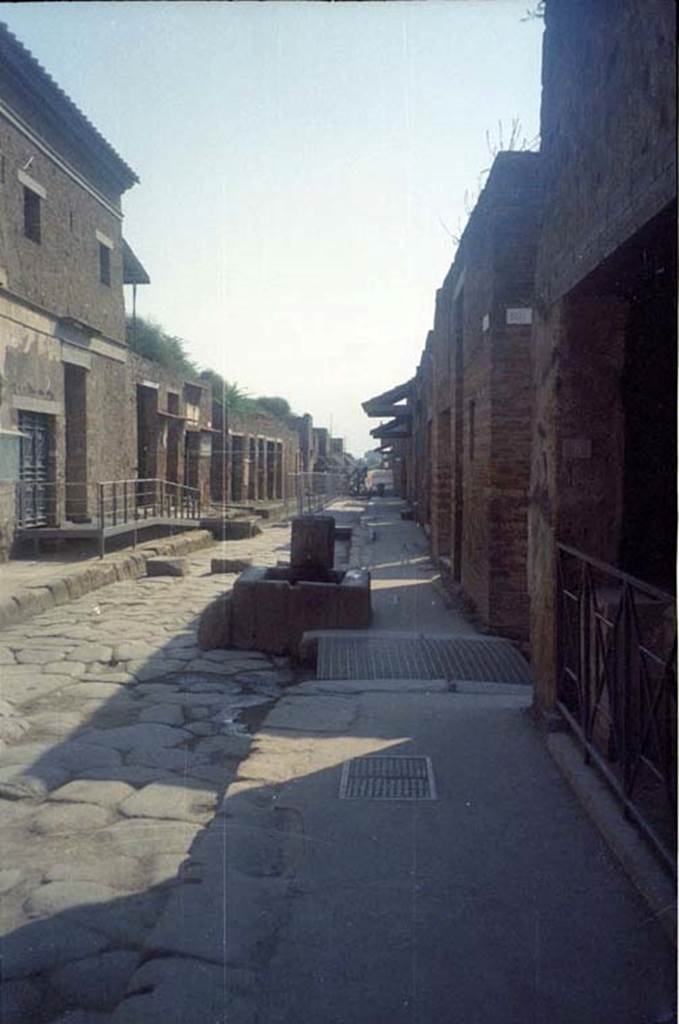 Via dell’Abbondanza, July 2011. Looking east between IX.13 and I.9, from near I.8.8. 
Photo courtesy of Rick Bauer.