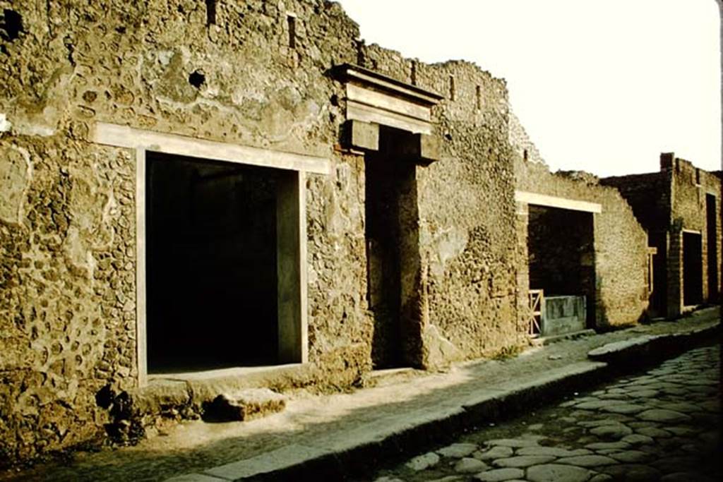 Via dell’Abbondanza, Pompeii. 1957. Looking west along south side of Via dell’Abbondanza, with 1.9.6 on the left, and 1.9.5/4/3/2. Photo by Stanley A. Jashemski
Source: The Wilhelmina and Stanley A. Jashemski archive in the University of Maryland Library, Special Collections (See collection page) and made available under the Creative Commons Attribution-Non Commercial License v.4. See Licence and use details.
J57f0256