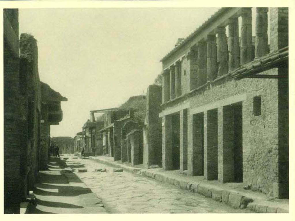 Via dell’ Abbondanza. 1940. Looking west, between I.8 and IX.12. Photo courtesy of Rick Bauer.