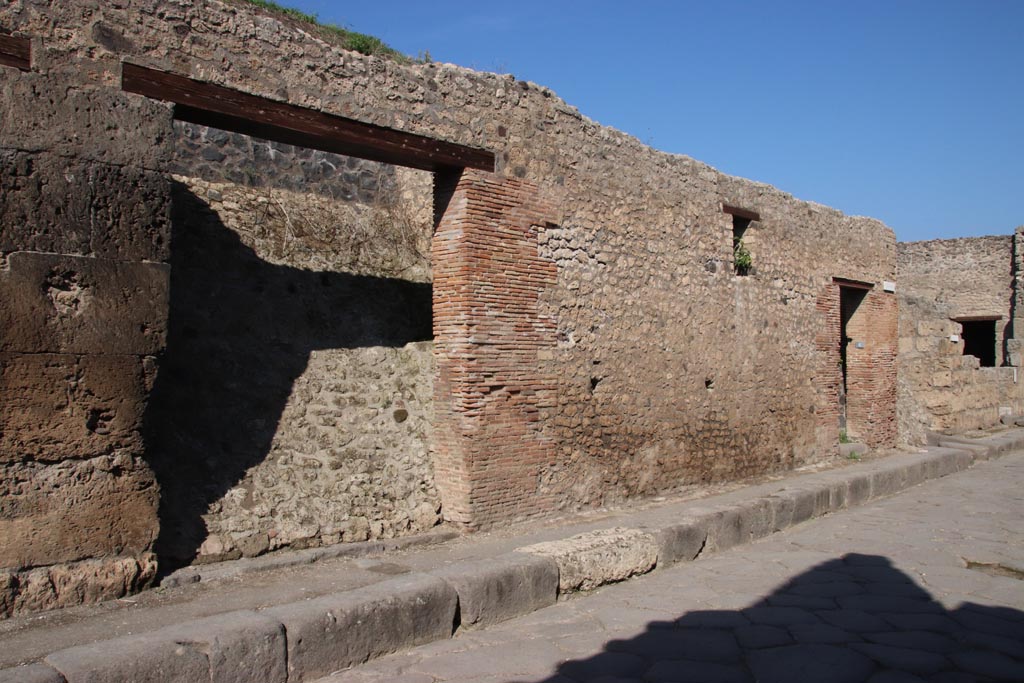 Via dell’Abbondanza, north side, Pompeii. October 2022. 
Entrance doorway to III.1.5, on left, and III.1.6, on right. Photo courtesy of Klaus Heese.