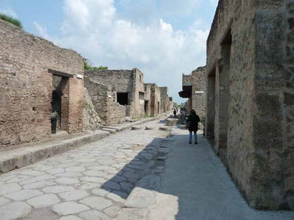 Via dell’Abbondanza. May 2010. Looking east between III.1 and I.11.