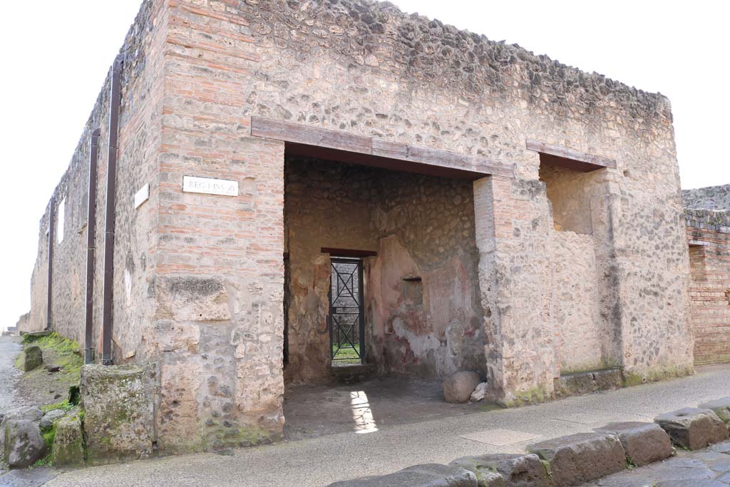 Via dell’ Abbondanza, south side. December 2018. 
I.11.7 on west corner of junction with Vicolo della Nave Europa, on right. Photo courtesy of Aude Durand.
