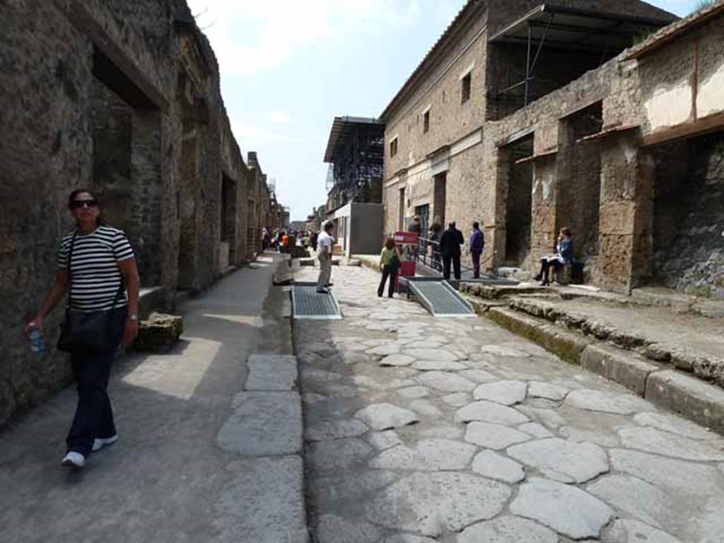 Via dell’Abbondanza, May 2010. Looking west between I.9 and IX.13.