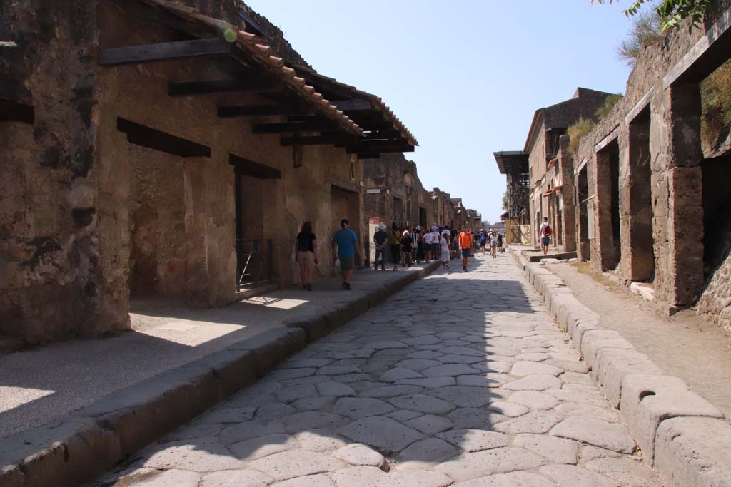 Via dell’Abbondanza, Pompeii. September 2019. Looking west between I.11 and III.1, at east end.
Photo courtesy of Klaus Heese.