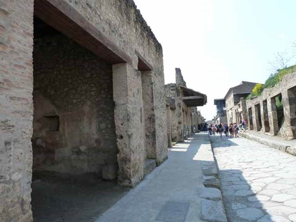 Via dell’Abbondanza. May 2010. Looking west between east between I.11 and III.1.