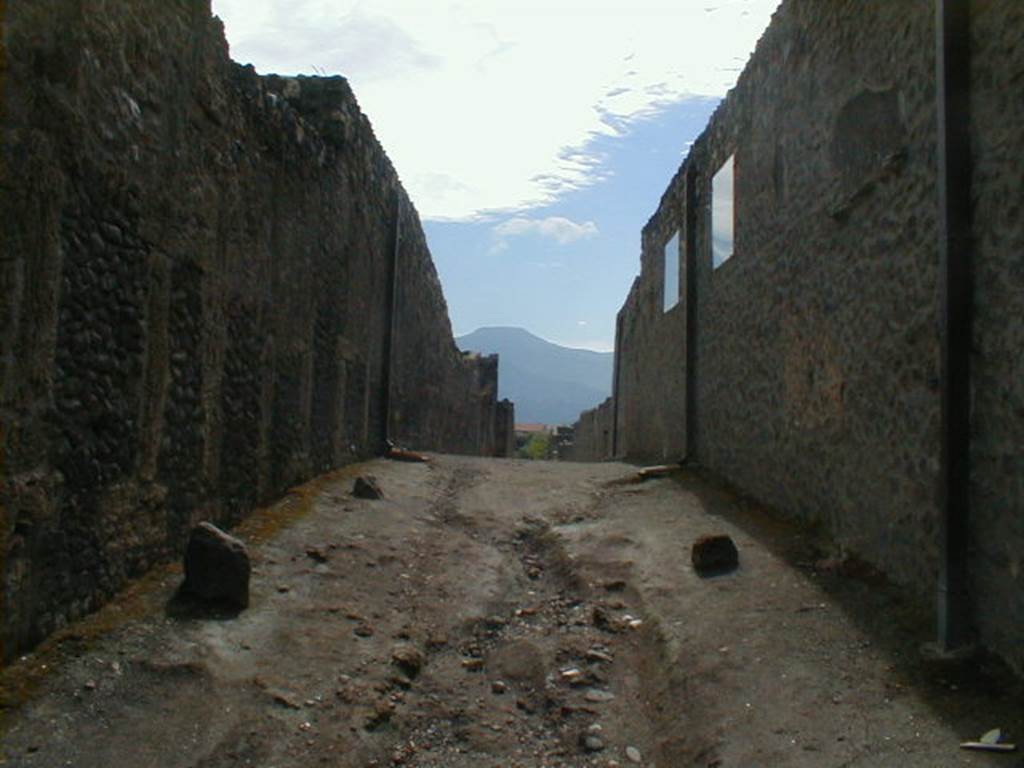 Vicolo della Nave Europa between I.12 and I.11. Looking south from junction with Via dell’Abbondanza. September 2004.