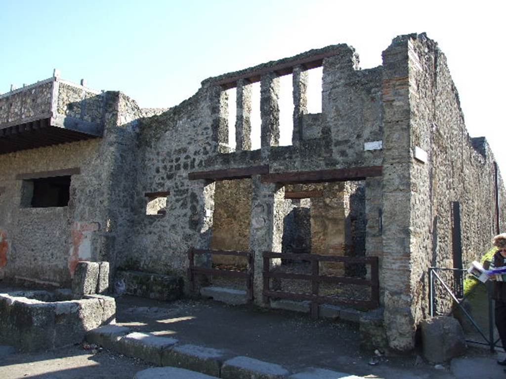 Via dell’ Abbondanza. December 2006. South side. North-west corner of I.12 and junction with Vicolo della Nave Europa.