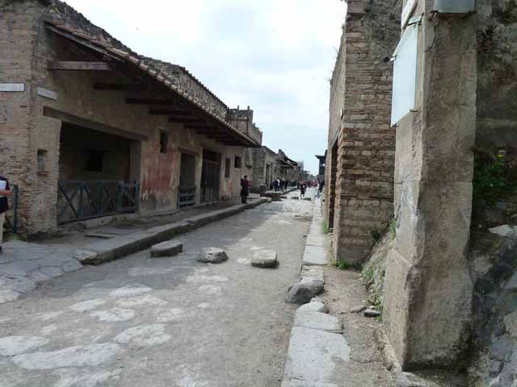 Via dell’Abbondanza. May 2010. Looking west between I.12 and III.2, from near III.3.1.
