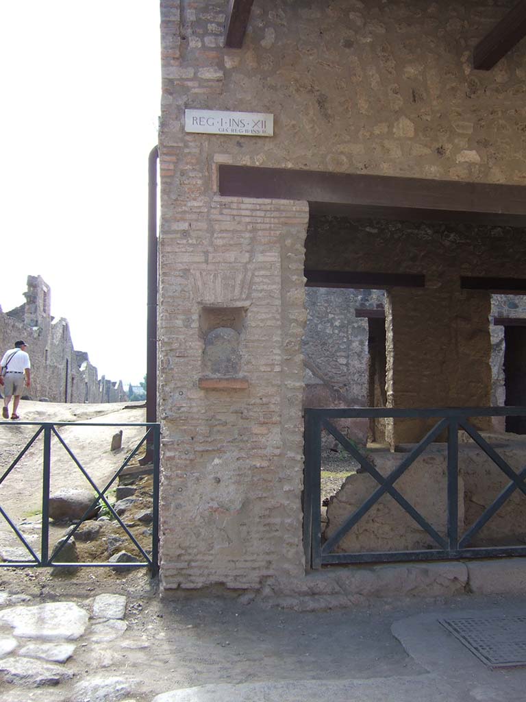 Via dell’ Abbondanza, south side. September 2005. West corner with Vicolo dei Fuggiaschi at I.12.5.