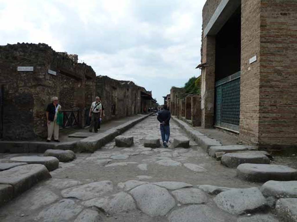 Via dell’Abbondanza. May 2010. Looking west from between I.13 and III.3.