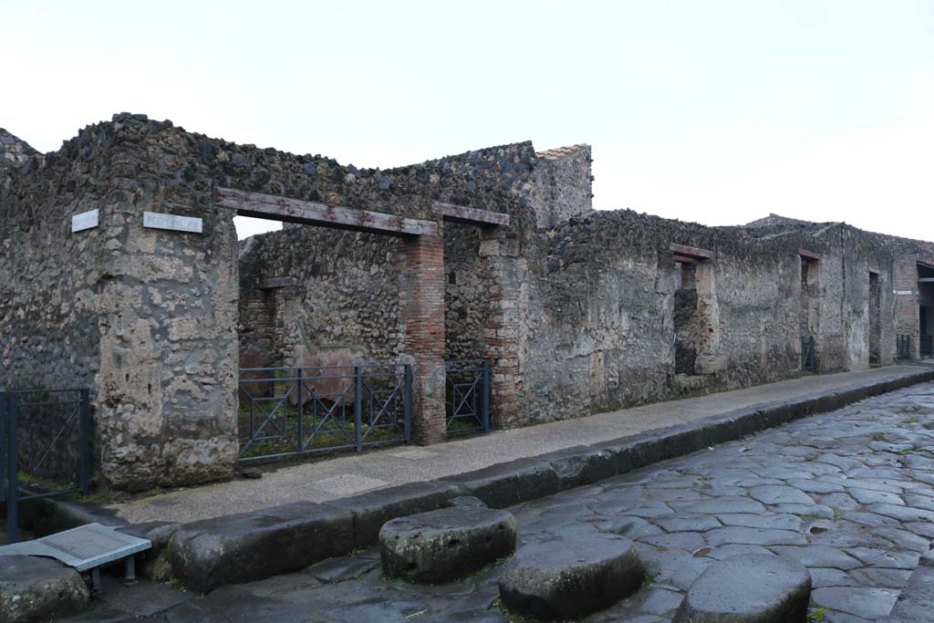 Via dell’Abbondanza, south side. December 2018. 
Looking west along I.13, from near I.13.5 and junction with Via di Nocera, on right. Photo courtesy of Aude Durand.