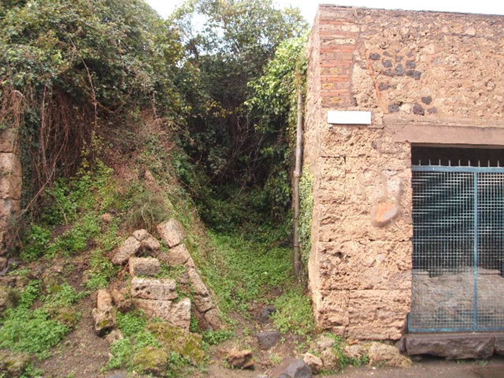 Via dell’Abbondanza. Looking north to unnamed vicolo between III.5 and III.6. December 2004.