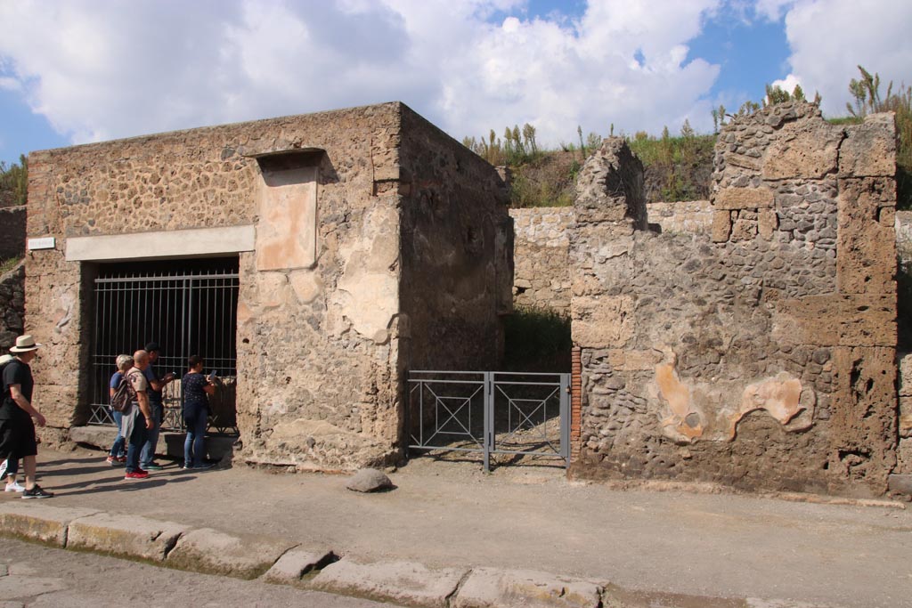 Via dell’Abbondanza, north side. October 2022. 
Looking north to entrance doorways III.6.1, on left, and III.6.2, in centre. Photo courtesy of Klaus Heese