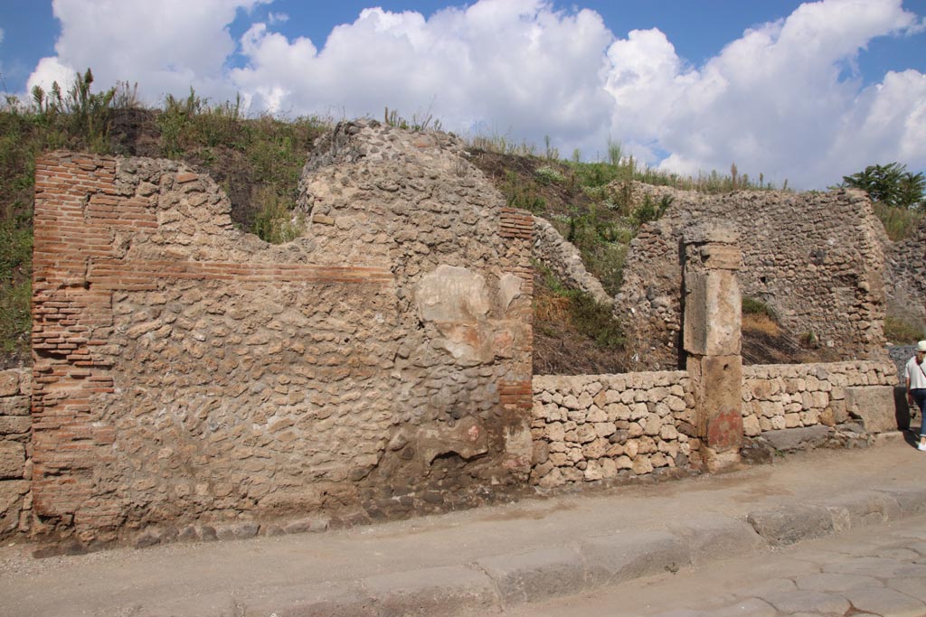 Via dell’Abbondanza, north side. October 2022. 
Looking north to entrance doorways III.6.5, centre right, and III.6.6, on right. Photo courtesy of Klaus Heese