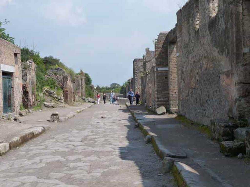 Via dell’Abbondanza. May 2010. 
Looking east to junction with an unnamed vicolo on the north, (on left) and Vicolo della Venere on the south, (on right) from near II.2.4.