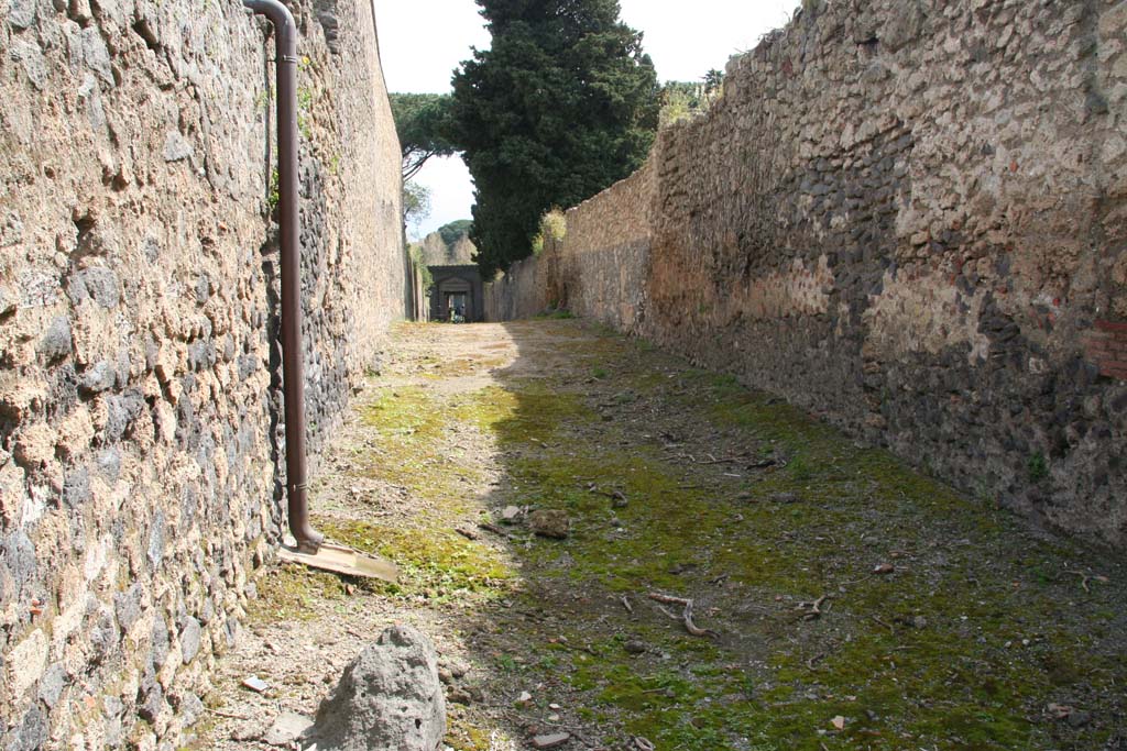 Via dell’ Abbondanza. April 2013. Looking south on Vicolo della Venere between II.3 and II.2. 
Photo courtesy of Klaus Heese.