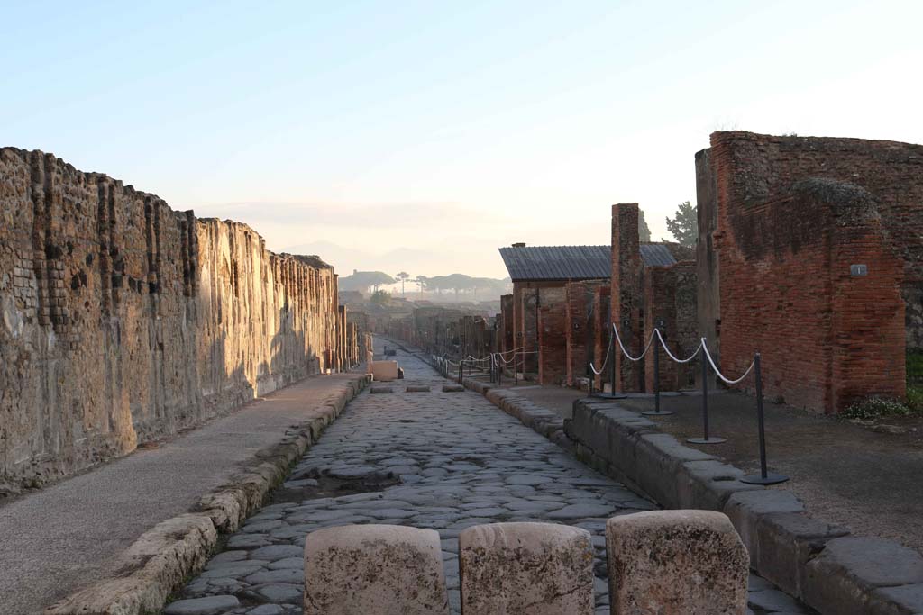 Via dell’Abbondanza, Pompeii. December 2018. 
Looking east from Forum, between VII.9, on left, and VIII.3, on right. Photo courtesy of Aude Durand.