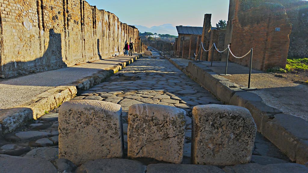 Via dell’Abbondanza, Pompeii. 2017/2018/2019. Looking east from between VII.9.1, on left, and VIII.3.1, on right. 
Large stone blocks effectively pedestrianizing the Forum. Photo courtesy of Giuseppe Ciaramella.