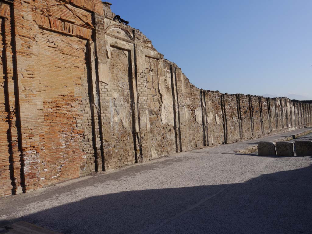 Via dell’Abbondanza, Pompeii. March 2019.  Exterior south wall of Building of Eumachia on north side of Via dell’Abbondanza.
Foto Anne Kleineberg, ERC Grant 681269 DÉCOR.