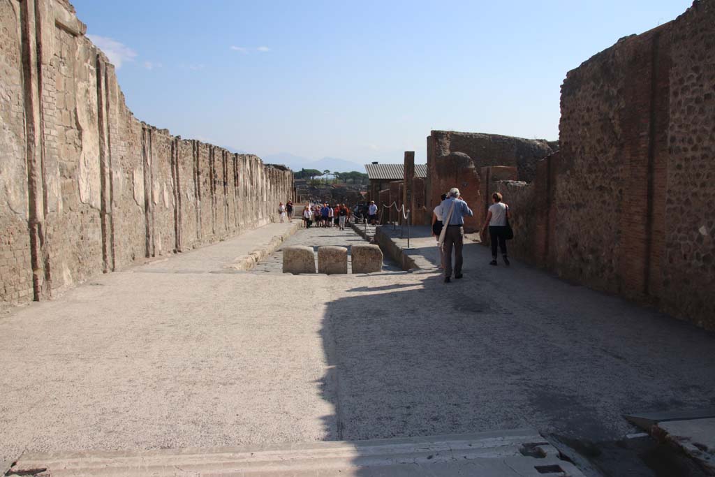 Via dell’Abbondanza. September 2017. Looking east from the Forum, between VII.9 and VIII.3. 
Photo courtesy of Klaus Heese.
