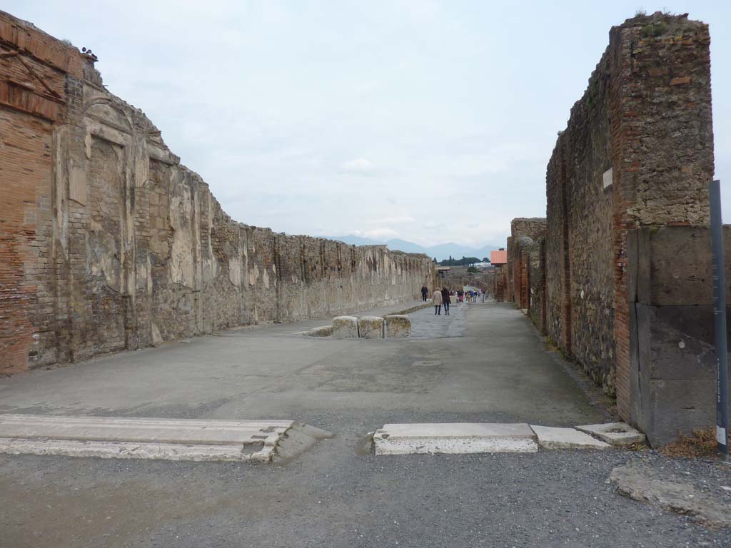 Via dell’Abbondanza, Pompeii. March 2014. Looking east between VII.9 and VIII.3 from Forum.
Foto Annette Haug, ERC Grant 681269 DÉCOR.