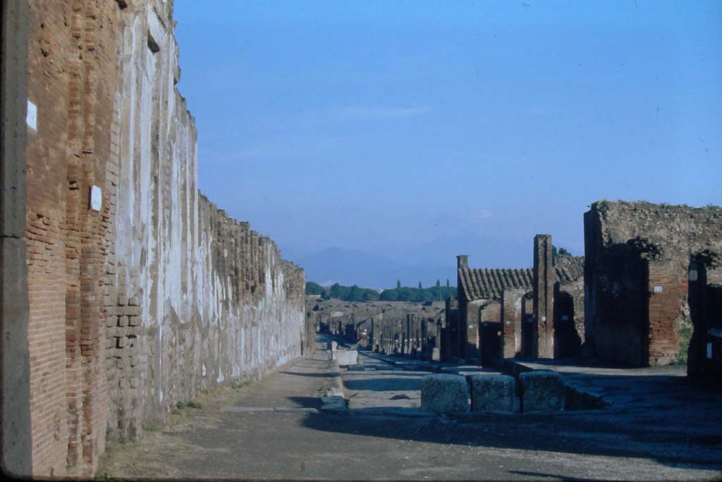 Via dell’ Abbondanza, 4th December 1971. Looking east from junction with Forum. 
VII.9 is on the left, VIII.3 is on the right. Photo courtesy of Rick Bauer, from Dr. George Fay’s slides collection.