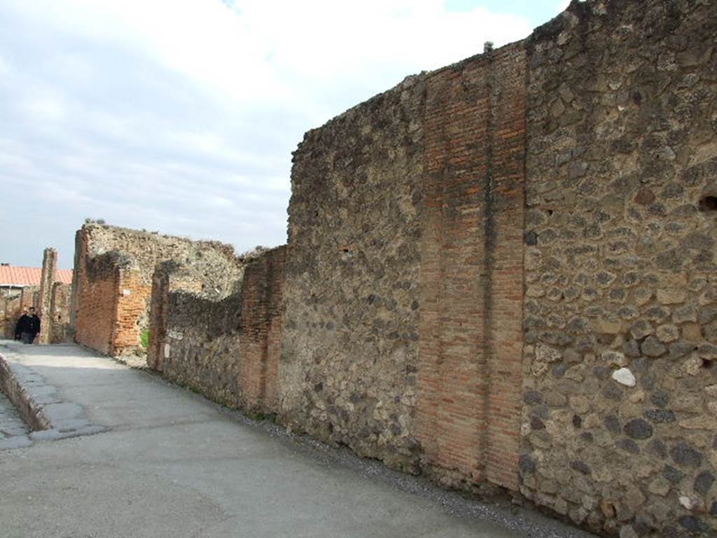Via dell’Abbondanza. South side. Looking east towards VIII.3.1.  December 2006.