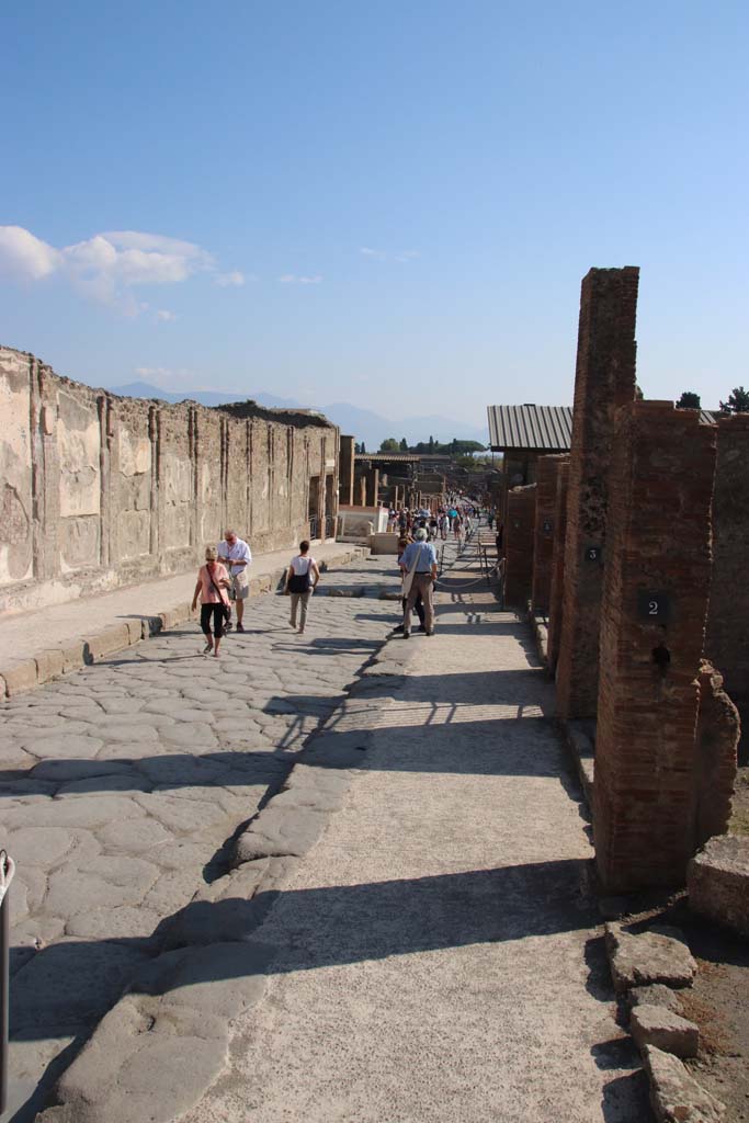 Via dell’Abbondanza, September 2017. Looking east between VII.9 and VIII.3, from VIII.3.2. 
Photo courtesy of Klaus Heese.