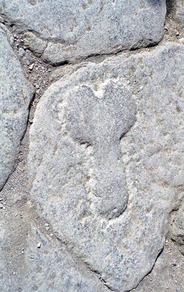 VII.13.3 Pompeii. October 2001. Phallic sign carved in roadway of Via dell’Abbondanza, outside VII.13.3.  Photo courtesy of Peter Woods.
