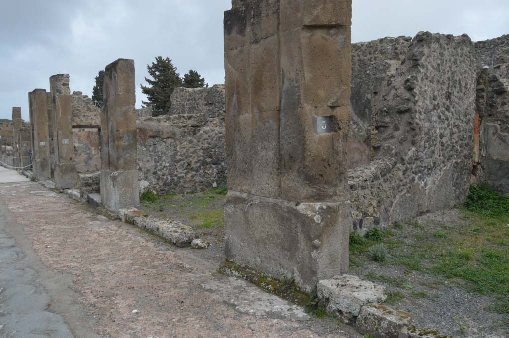 Via dell’Abbondanza, south side. March 2019. Looking east from VIII.5.3 with detail of pavement outside entrance doorways. 
Foto Taylor Lauritsen, ERC Grant 681269 DÉCOR.