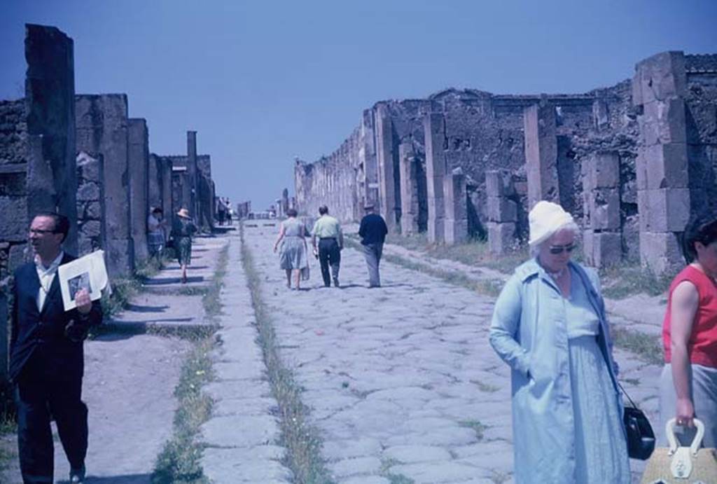 Via dell’Abbondanza, Pompeii. June 1962. Looking west towards Forum, from near VIII.5.9.
Photo courtesy of Rick Bauer.