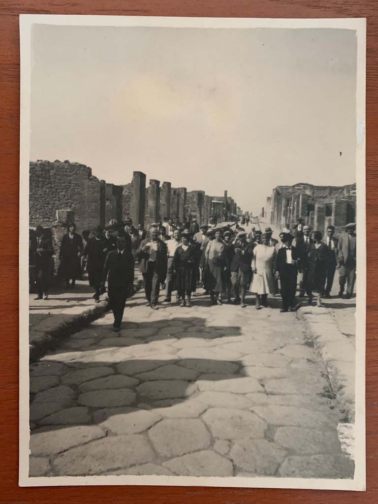 Via dell’Abbondanza, Pompeii. From an album dated 1922. Looking west.
Photo courtesy of Rick Bauer.