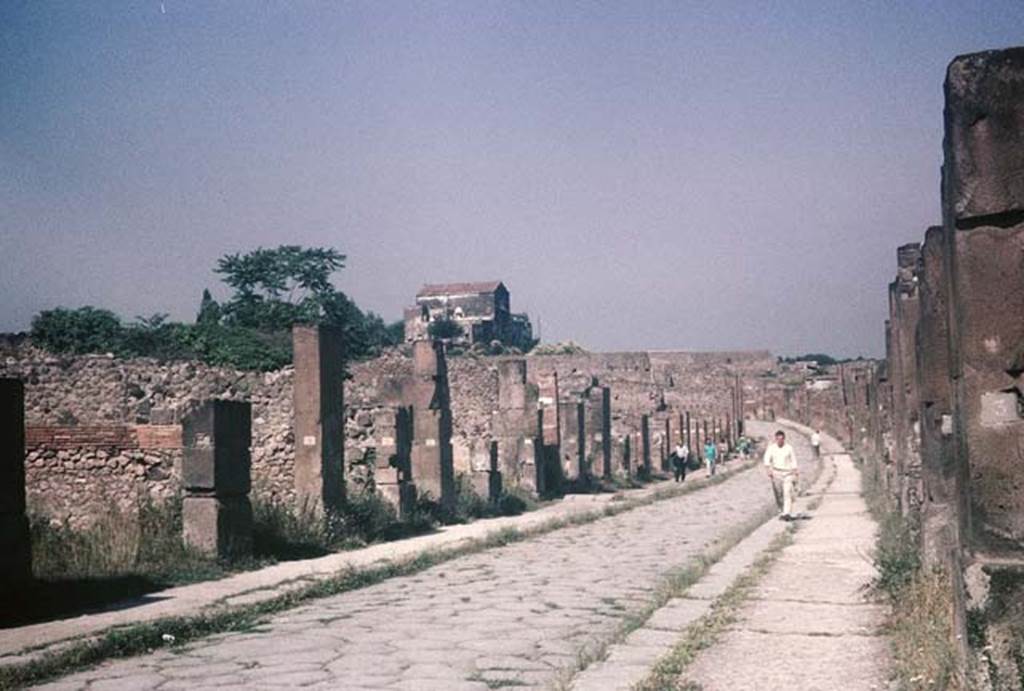 Via dell’Abbondanza, Pompeii. August 1965. Looking east from near VIII.5.3. Photo courtesy of Rick Bauer.