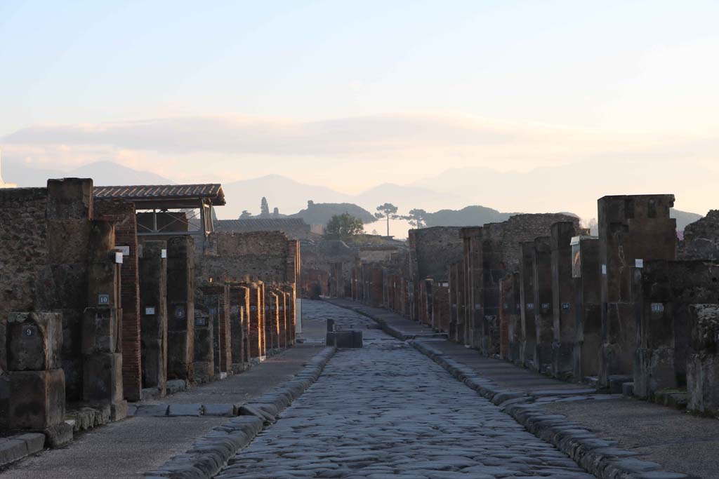 Via dell’Abbondanza, Pompeii. December 2018. 
Looking east between VII.13.9, on left, and VIII.5.11, on right. Photo courtesy of Aude Durand